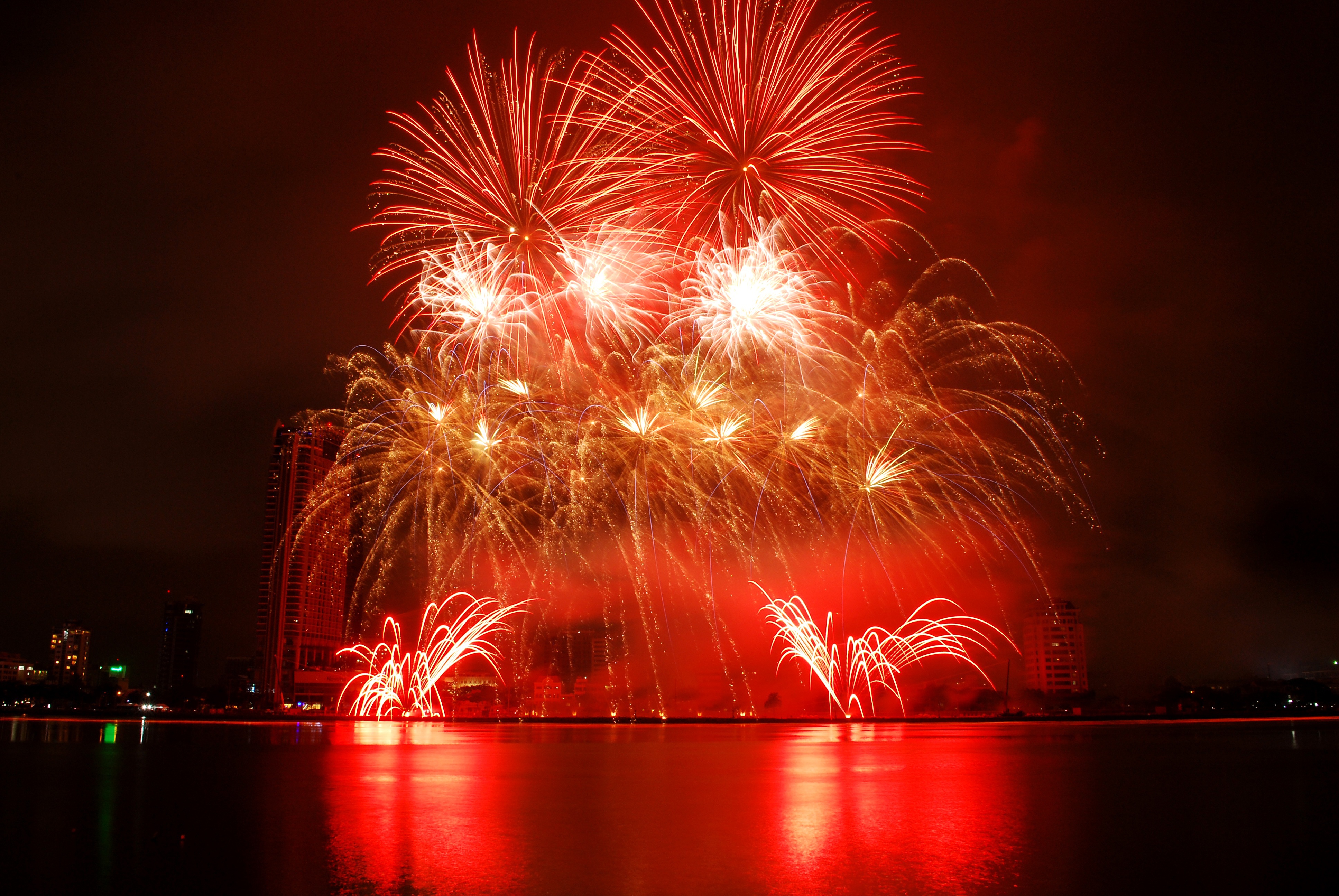 Couché du soleil et feu d'artifice - Transfert et shooting photo - Cannes, Antibes, Golfe Juan